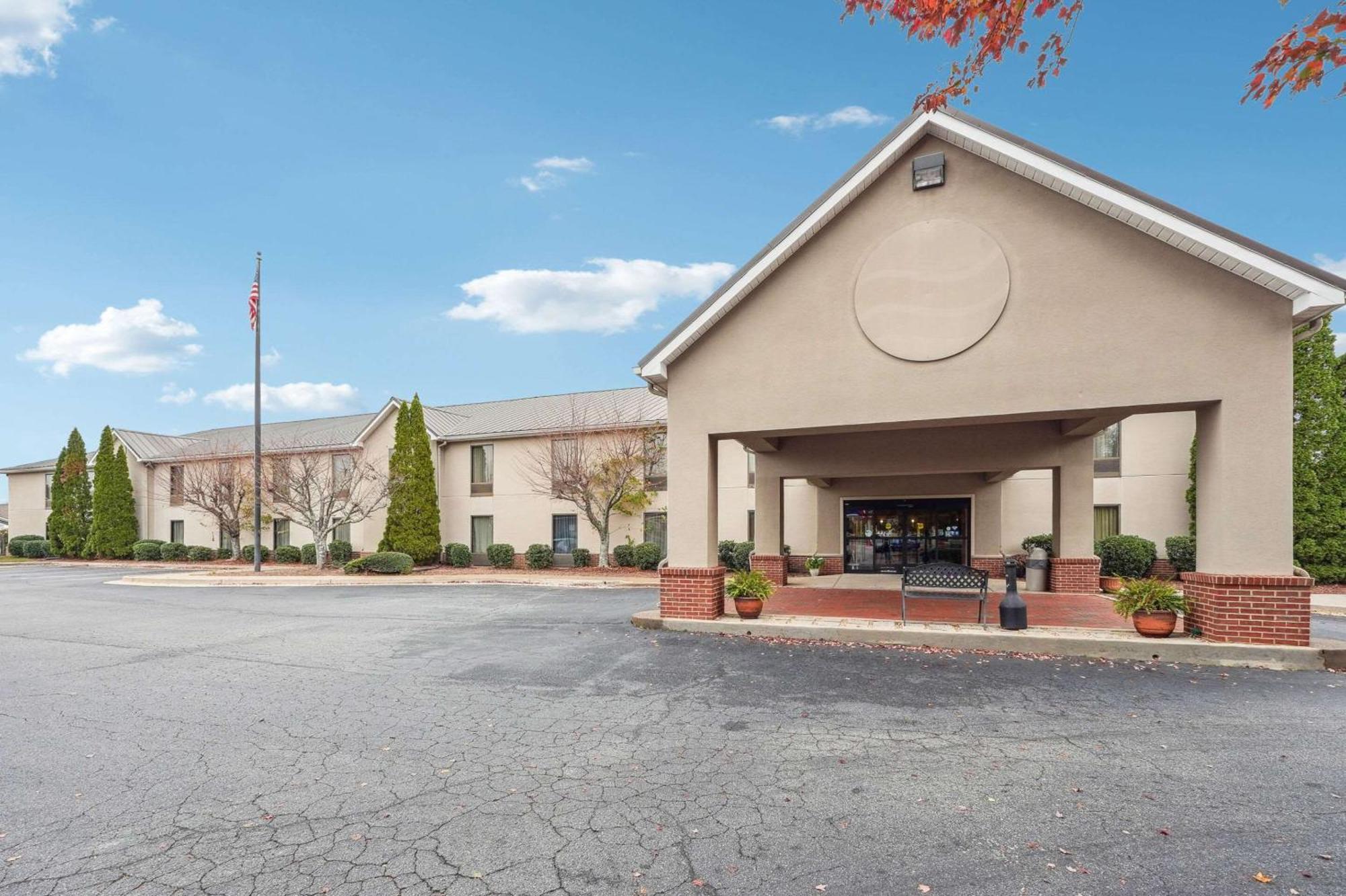 Quality Inn & Suites Dawsonville Exterior photo